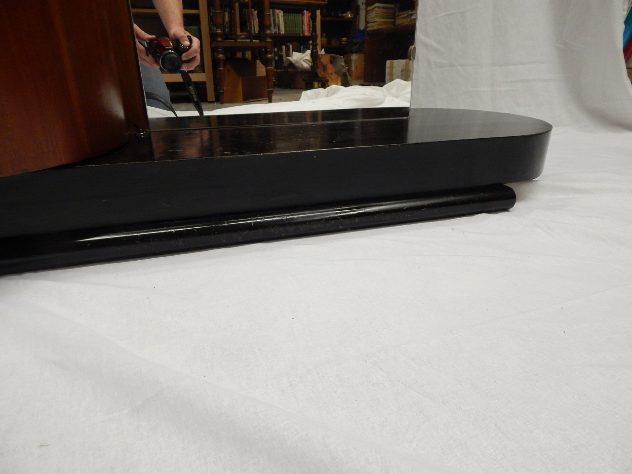 Dřevěná toaletka se zrcadlem