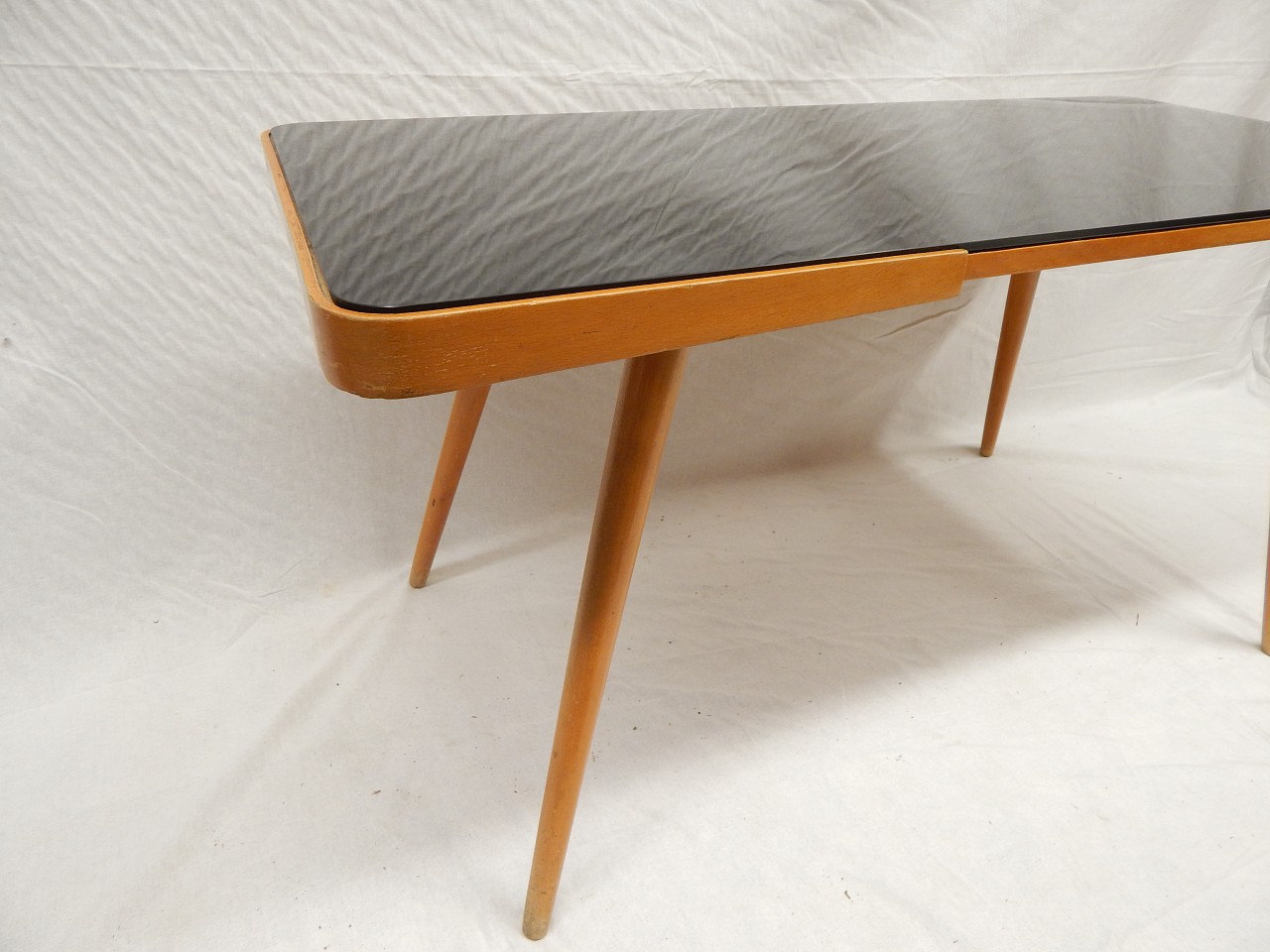 Stolek s opaxitovou deskou Jiří Jiroutek