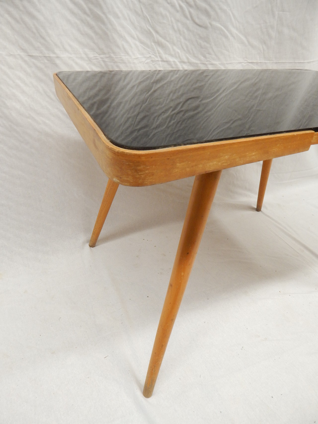 Stolek s opaxitovou deskou Jiří Jiroutek