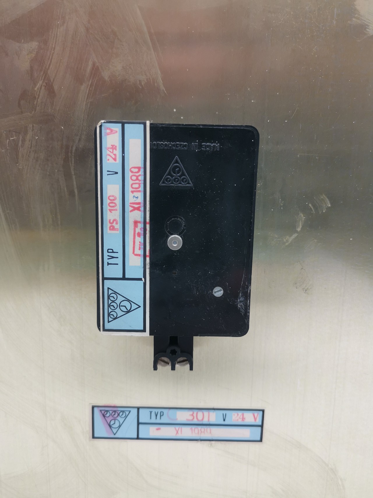 Nástěnné hodiny Pragotron