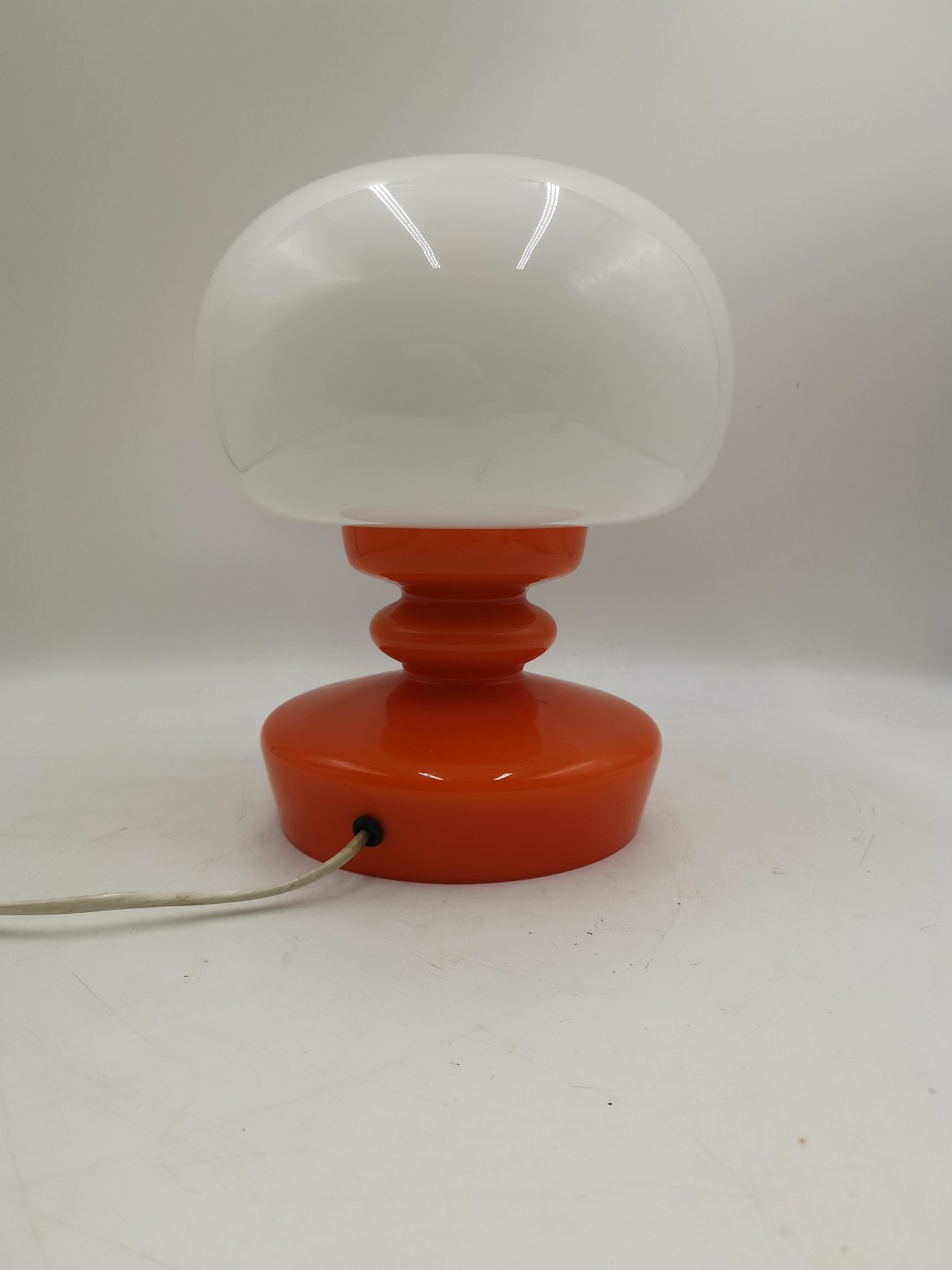 Skleněná stolní lampa