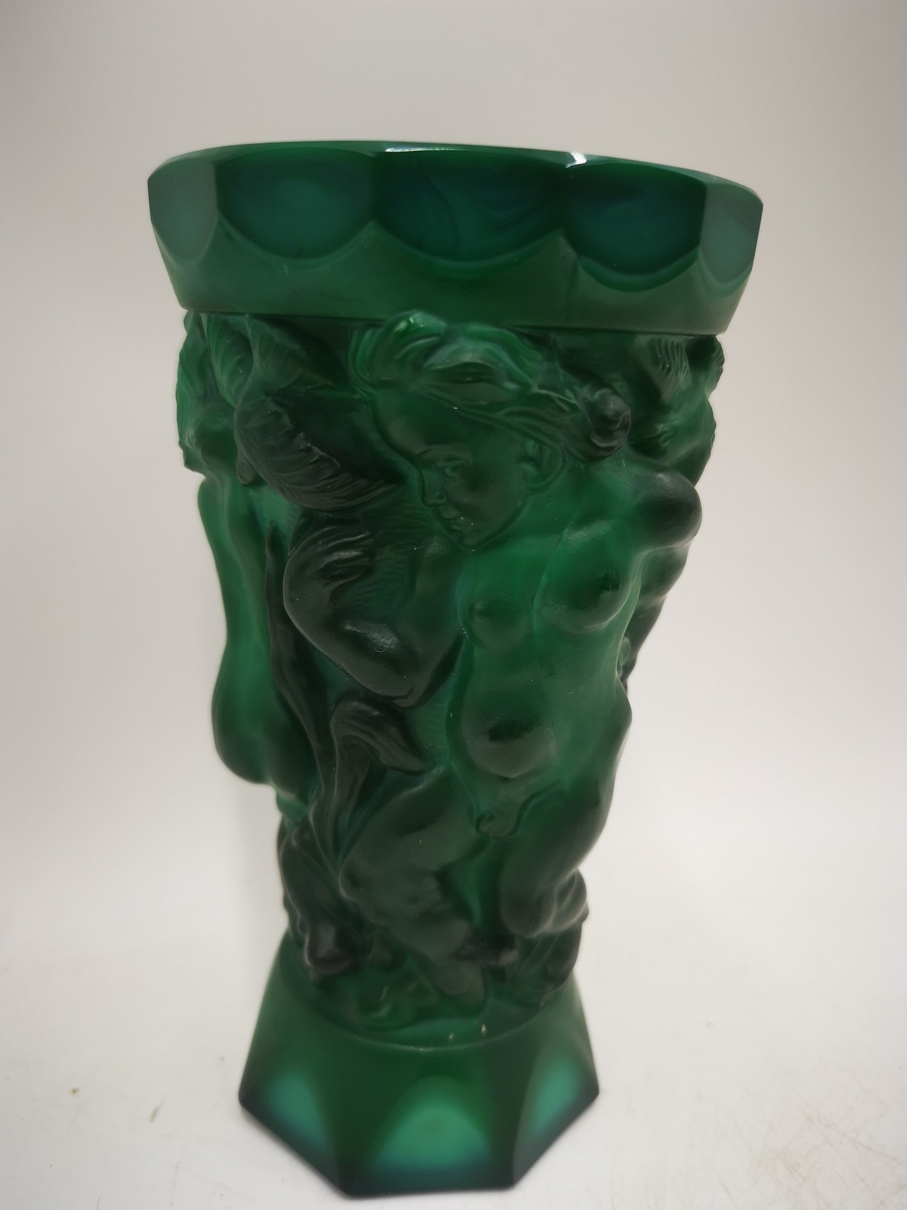 Malachitová váza Akt